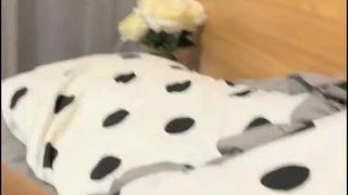 忽悠给买手机约来小少妇，趴在健身球上揉穴，跪在地上舔屌，腰细翘臀后入最后口暴