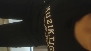 大学生布鲁克林沉迷于独奏游戏