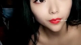 我 18 岁的女学生喜欢我用手指抚摸她的阴部直到性高潮 - The Sex Creator