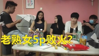 与一个戴着头巾的肌肉少女口交和性交