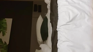 性侵视频【淫乱房间里的姐妹花一起玩群P】【下篇】上演车轮战激情大秀，骚逼姐妹不停
