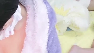 穿着纯黑超欲的情趣内衣在床上自慰