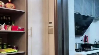 天然乳房和大屁股在这个自制视频中一起出现