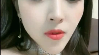 年轻的继女与年长的男人的家庭色情冒险