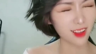 未来美术老师！调教学生妹「光姿势就换好多」家长都抢送小孩：先预约了