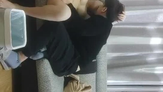 [日本] 在电车民宿遇见色大叔~粉鲍女友小惠制服没脱就直接开操~无套插逼内射粉穴~