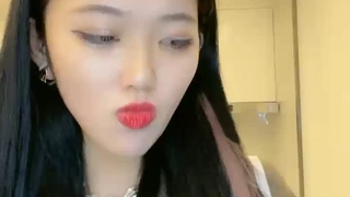 四川校花一个人躲在宿舍~拉上窗帘享受自己的性爱时分~