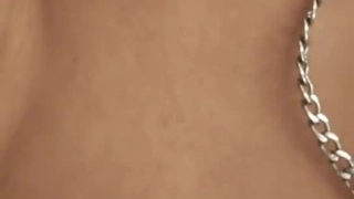 超极品的美女模特被摄影师花钱在宾馆边拍摄高清裸照，边被