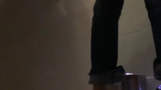 “啊，想借我洗澡！？”开朗活泼的巨乳同期的性感湿润的头发和从吊带衫溢出的无防备乳房诱惑，突发事件爆发的我