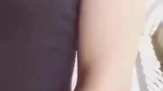 大器男正挑逗性感美艳少妇时突然手机响了,女说：不要理他,你进