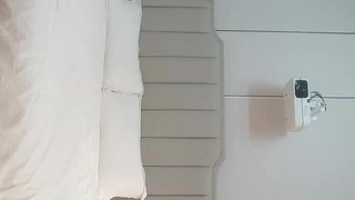 长发纯欲型超高颜值御姐，黑丝美腿顶级双飞名场面叫来闺蜜搞双飞，两个骑在哥哥身上，轮流着干她们
