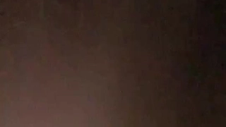 大学生在沙发上尝试群交