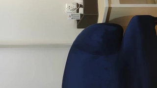 少女脱光衣服,在女同性恋群交中被猛烈地干