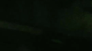 与丈夫吵架后，妻子邀请了一位朋友。当精子从她体内流出时，她mo吟。